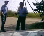Полицейский танцует под музыку Леди Гага